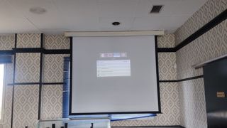 Proyector y pantalla