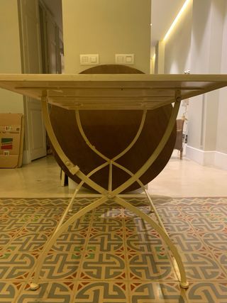 mesa y 4 sillas de hierro de la firma SIA