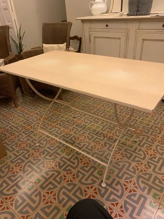 mesa y 4 sillas de hierro de la firma SIA