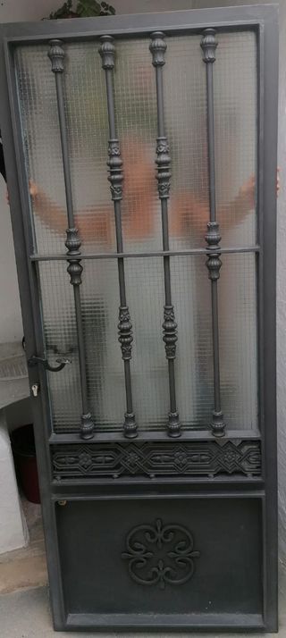 Puerta exterior forja está se encuentra en Estrema