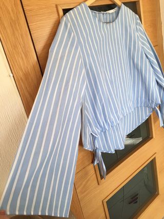 Blusa de rayas azul h blanca