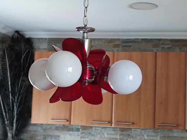 Lampara techo  plexiglas rojo 4 globos