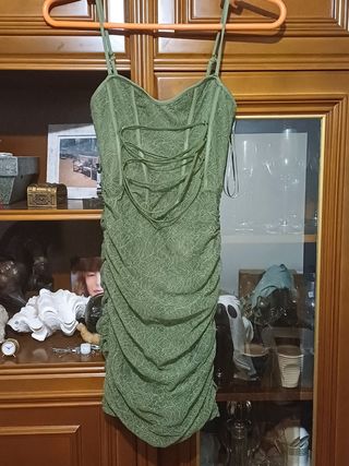 VESTIDO CORTO. ESPALDA Y HOMBROS AL AIR