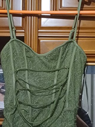 VESTIDO CORTO. ESPALDA Y HOMBROS AL AIR