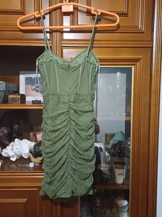 VESTIDO CORTO. ESPALDA Y HOMBROS AL AIR