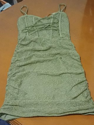 VESTIDO CORTO. ESPALDA Y HOMBROS AL AIR