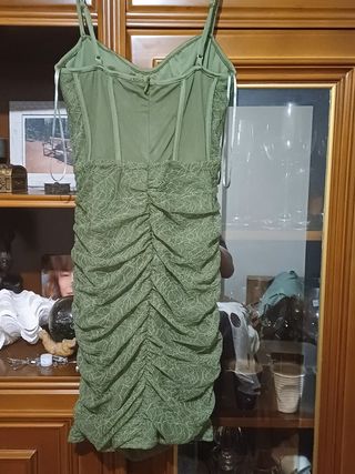 VESTIDO CORTO. ESPALDA Y HOMBROS AL AIR
