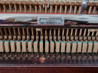 Piano de Pared Antiguo