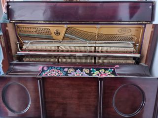 Piano de Pared Antiguo