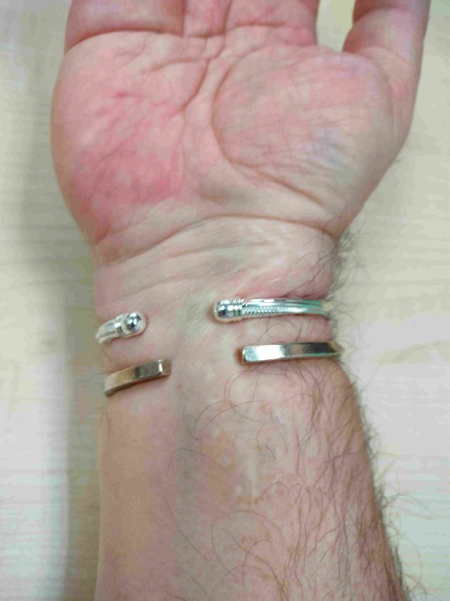 Pulsera semi-trenzada con simbología extraña nueva