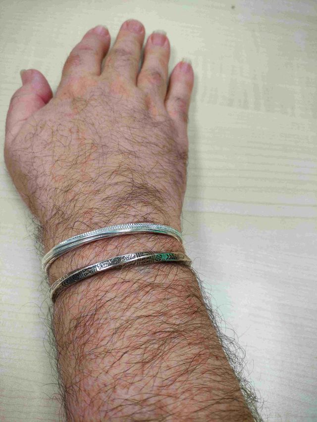 Pulsera semi-trenzada con simbología extraña nueva