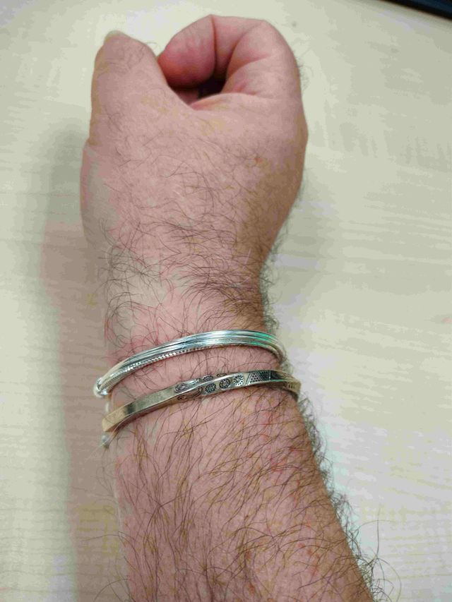 Pulsera semi-trenzada con simbología extraña nueva