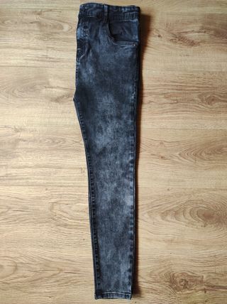 Pantalón vaquero de zara negro.