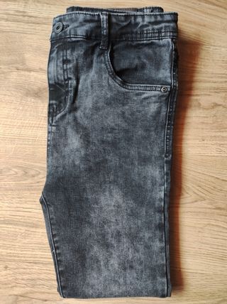 Pantalón vaquero de zara negro.