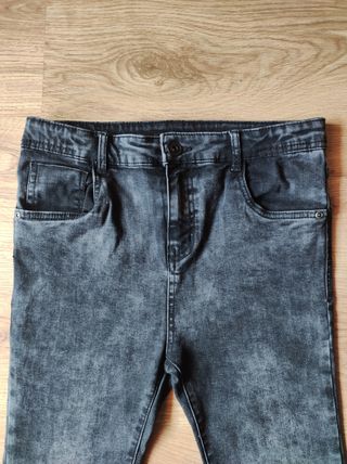 Pantalón vaquero de zara negro.