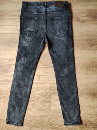 Pantalón vaquero de zara negro.