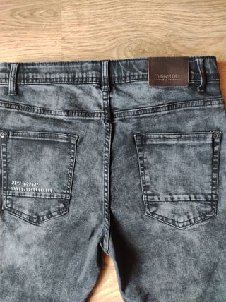 Pantalón vaquero de zara negro.