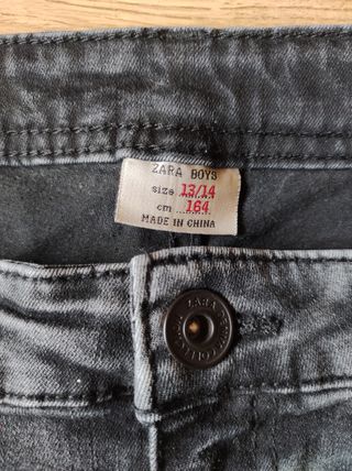 Pantalón vaquero de zara negro.