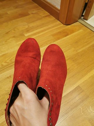 Botines de tacón rojos Zara