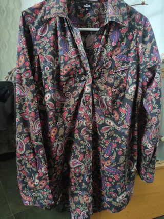 Blusón de chica con fondo negro