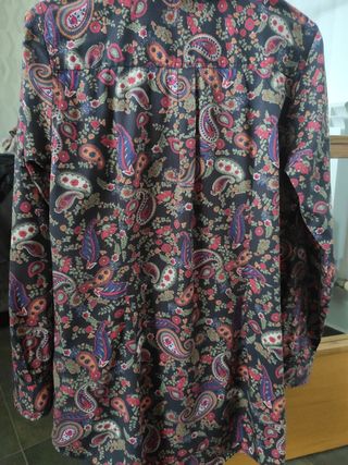 Blusón de chica con fondo negro