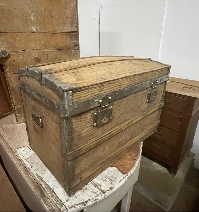 Antiguo baúl de madera de finales del XIX