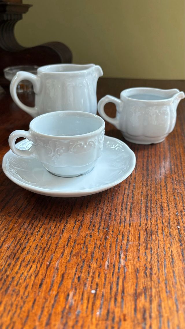 Taza de cafe mas dos jarras