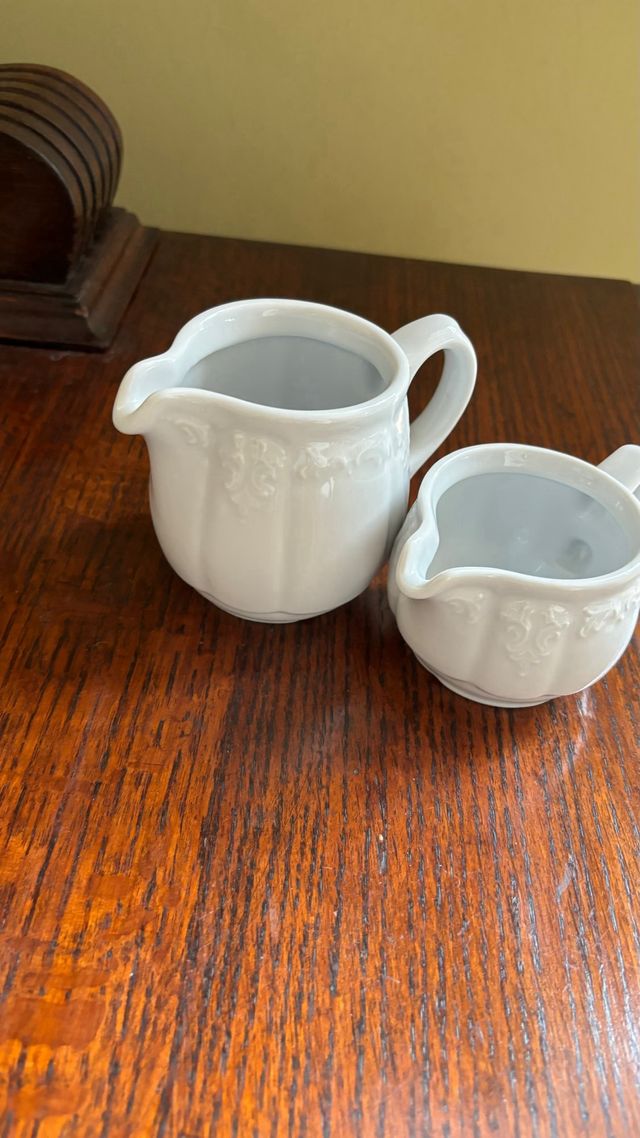 Taza de cafe mas dos jarras