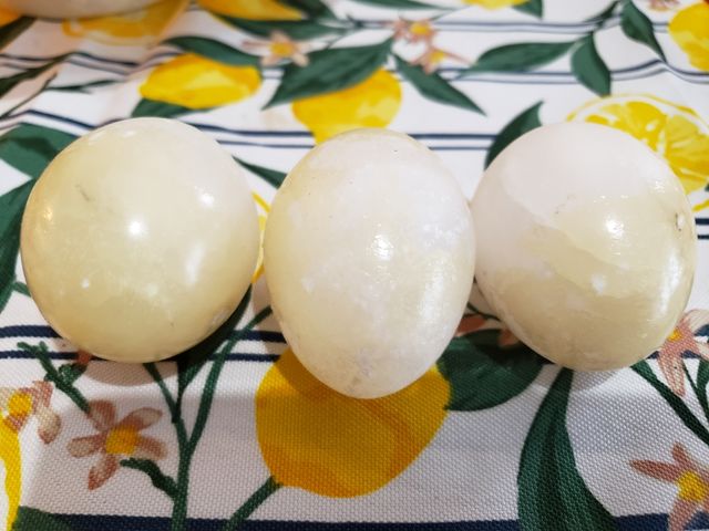 3 uova in alabastro bianche