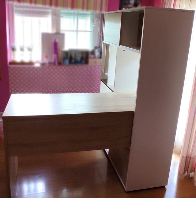 Mesa escritorio con estantería