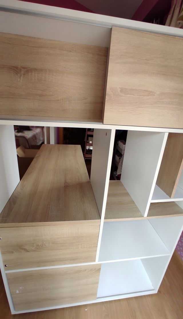 Mesa escritorio con estantería