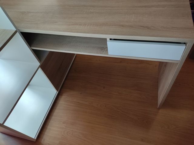 Mesa escritorio con estantería