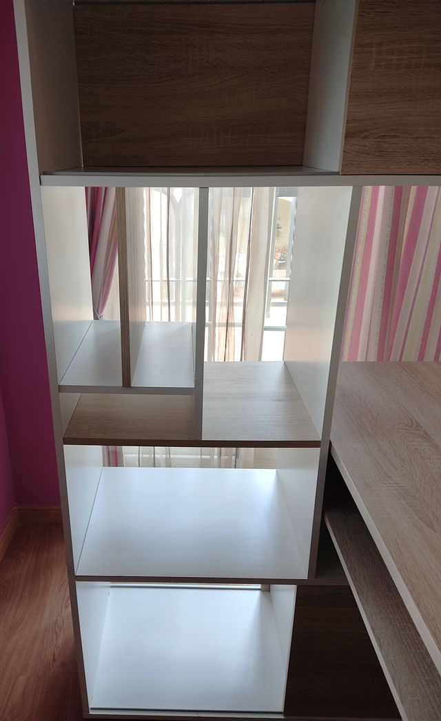 Mesa escritorio con estantería