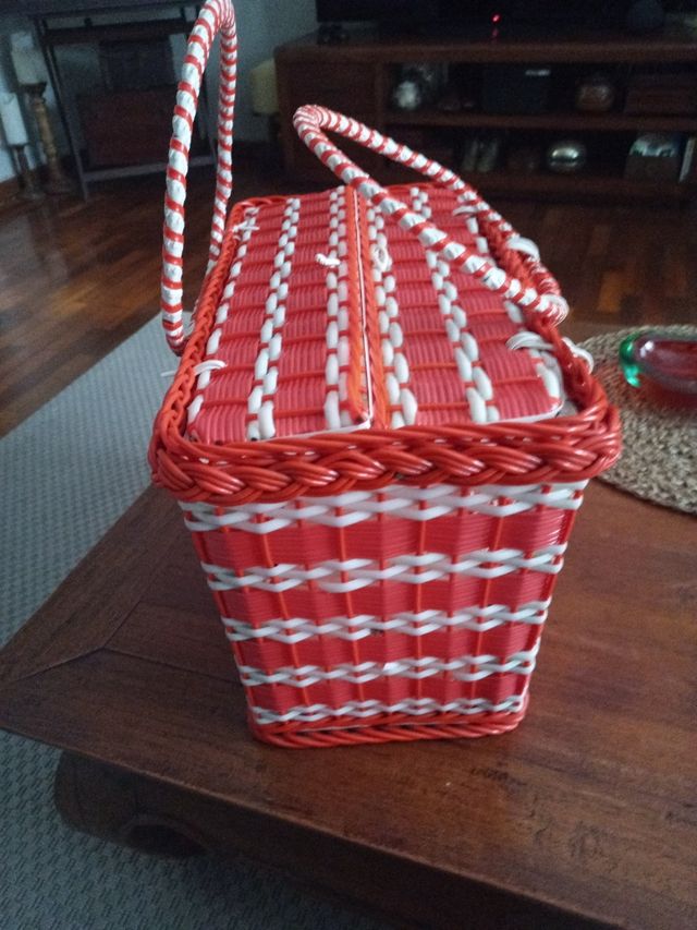 Cesta antigua.plastico trenzado