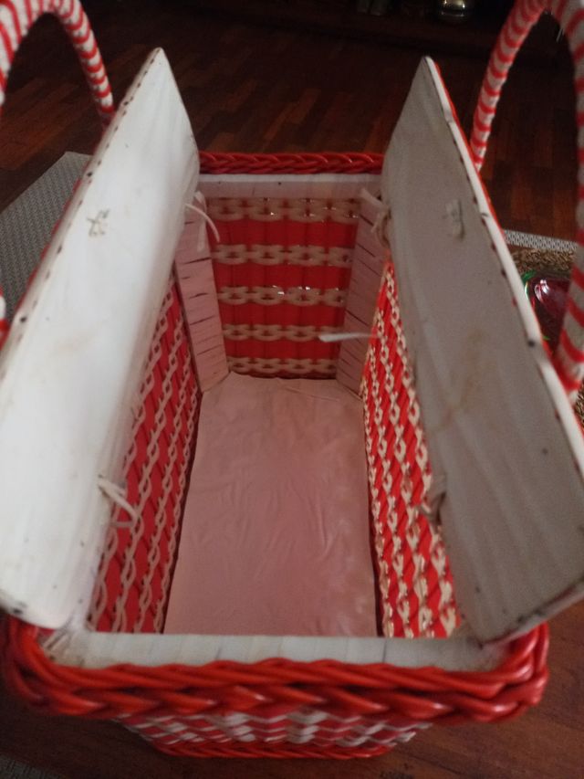 Cesta antigua.plastico trenzado