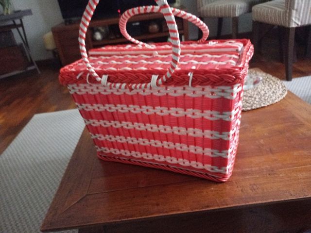 Cesta antigua.plastico trenzado