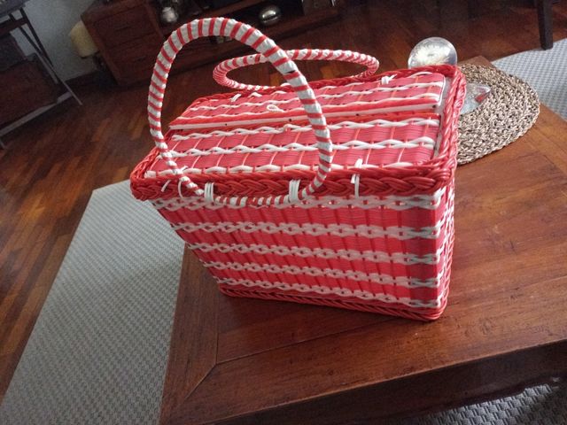 Cesta antigua.plastico trenzado