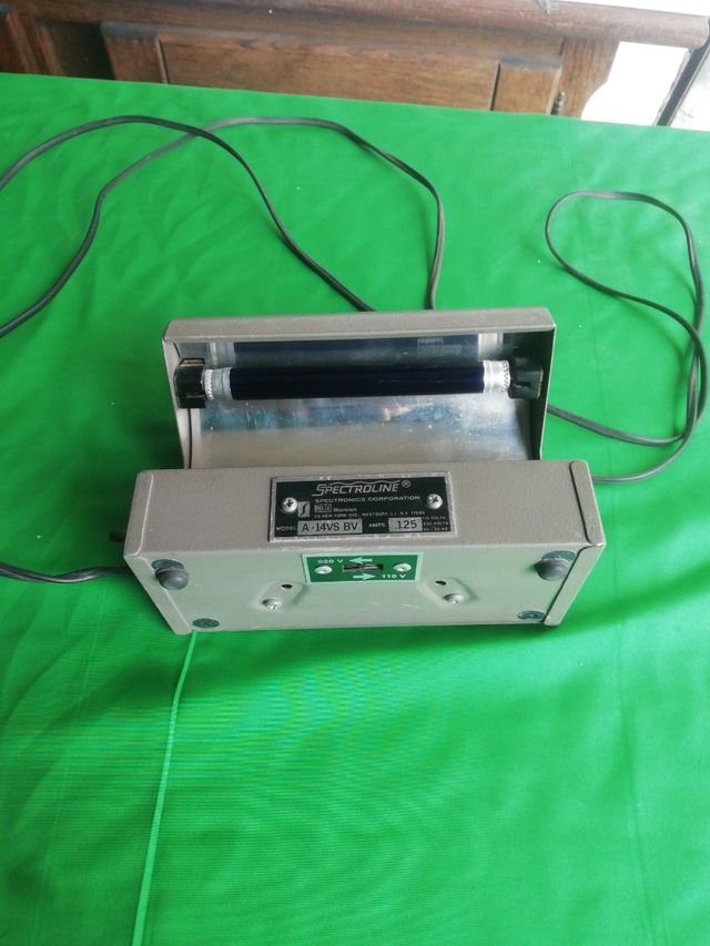 Antiguo detector de billetes falsos Spectroline 