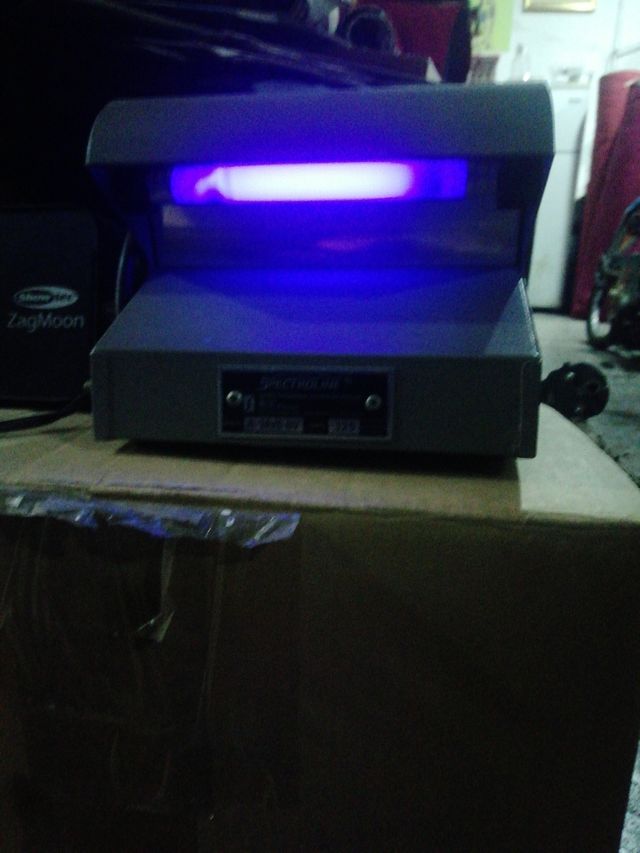 Antiguo detector de billetes falsos Spectroline 