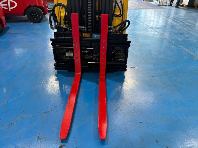 2347 - Carretilla 1.800 Kg. Triplex y posicionador