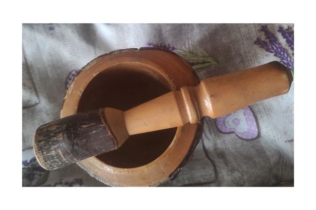 Mortaio in legno vintage con pistillo