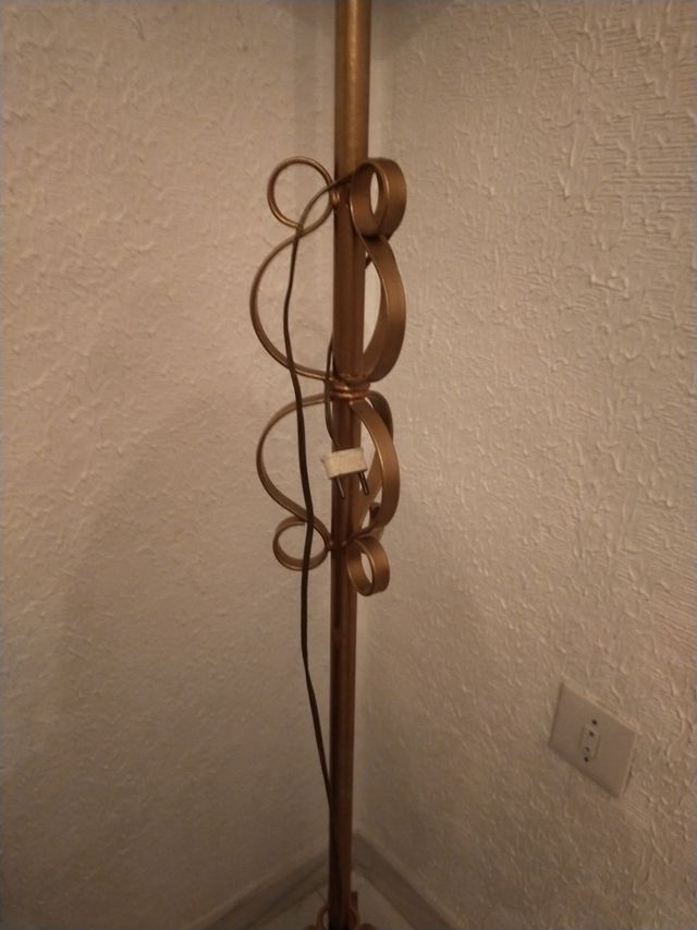 Lámpara de hierro antigua