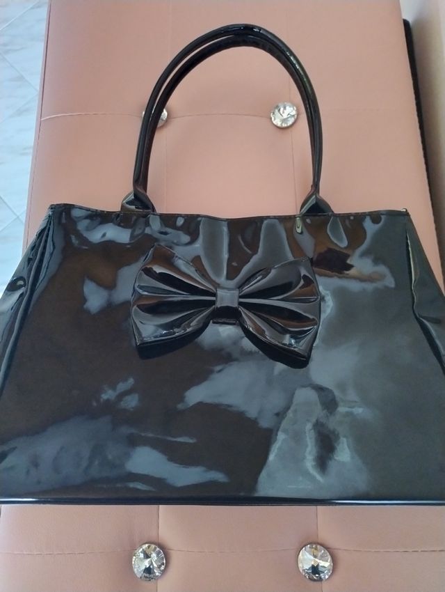 Borsetta nera in vernice con fiocco