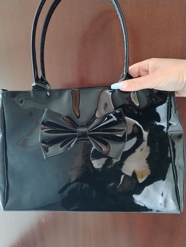 Borsetta nera in vernice con fiocco