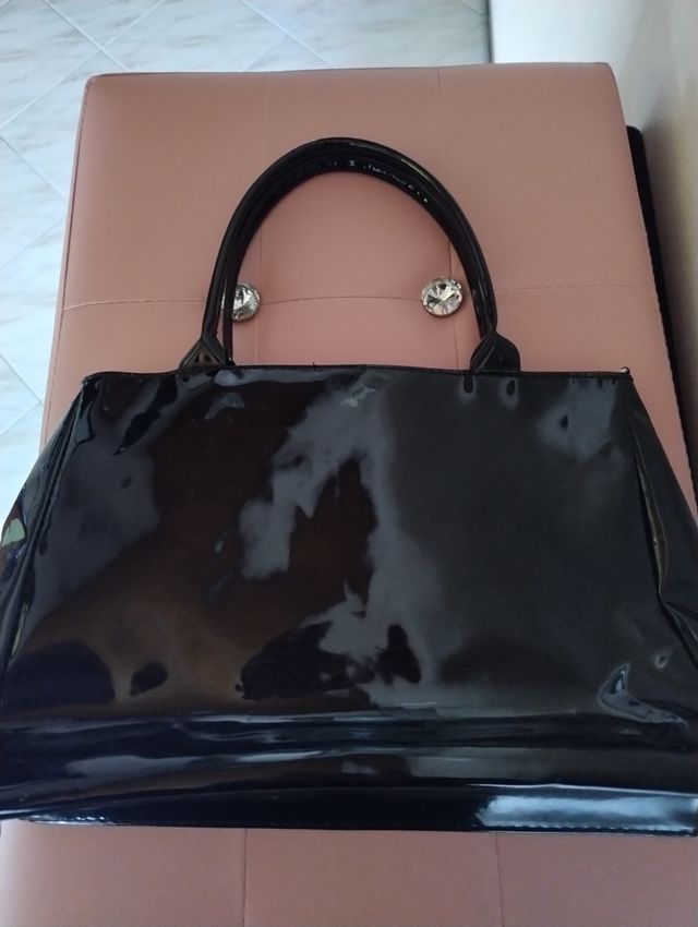 Borsetta nera in vernice con fiocco