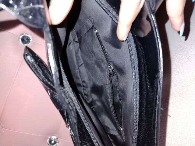 Borsetta nera in vernice con fiocco