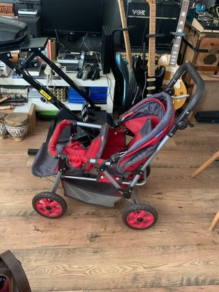 Carrito gemelar rojo para bebés de juguete