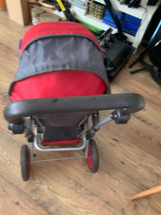 Carrito gemelar rojo para bebés de juguete