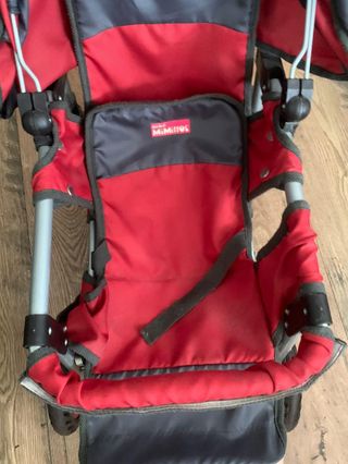 Carrito gemelar rojo para bebés de juguete