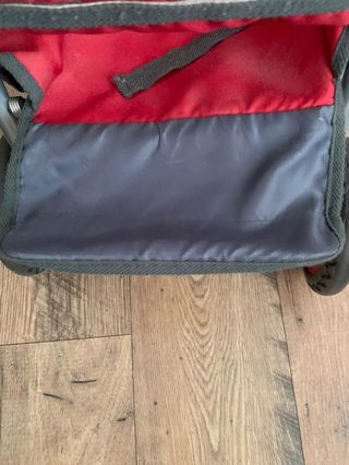 Carrito gemelar rojo para bebés de juguete